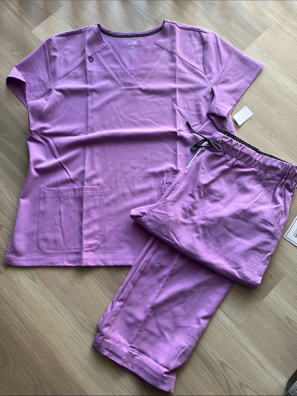 Koi XL Women’s scrub set NWT